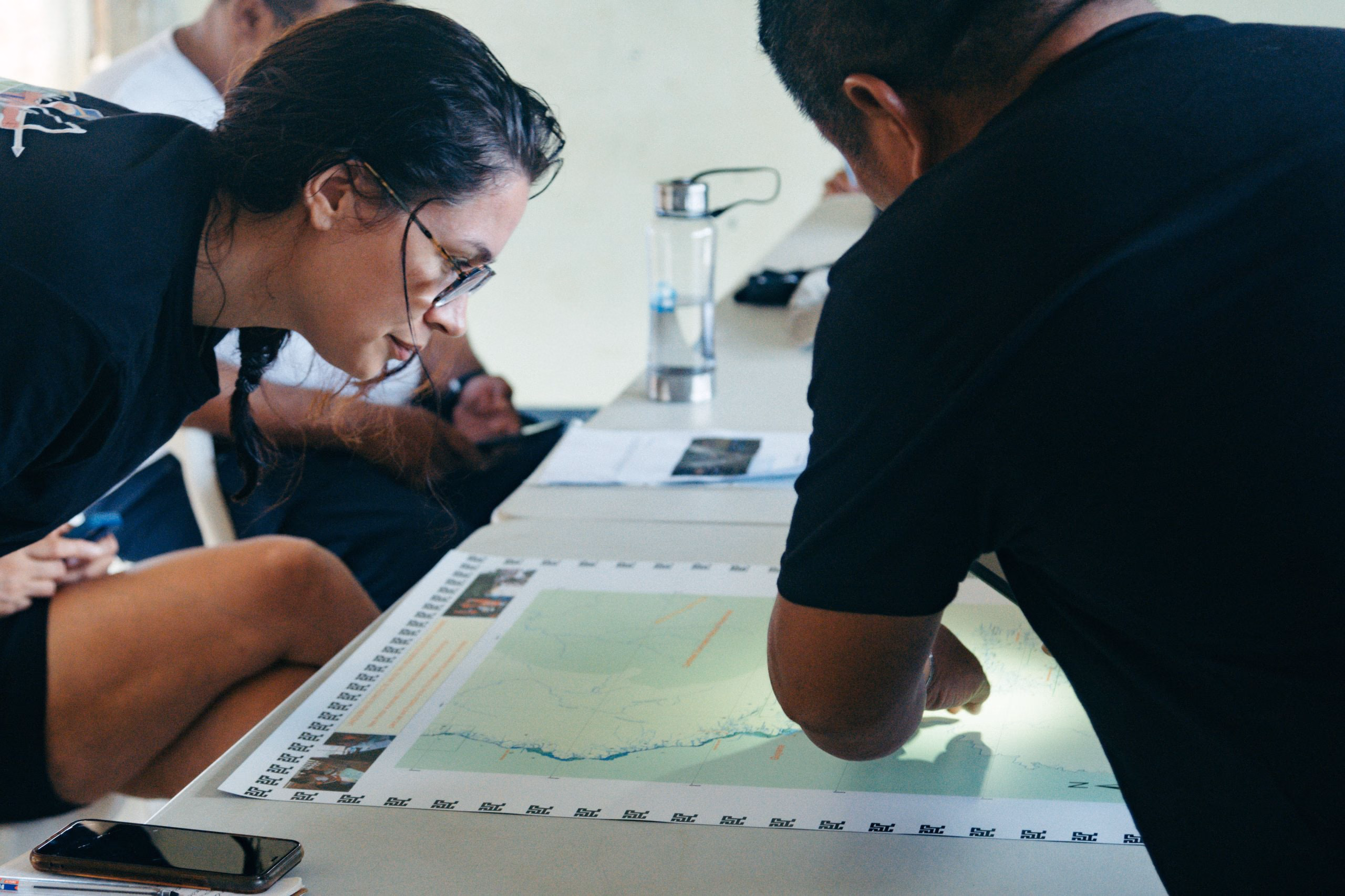Lindsay Goossens working with participants over a map during a field workshop